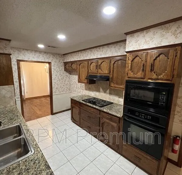 13936 Cayuga Dr — Photo 9