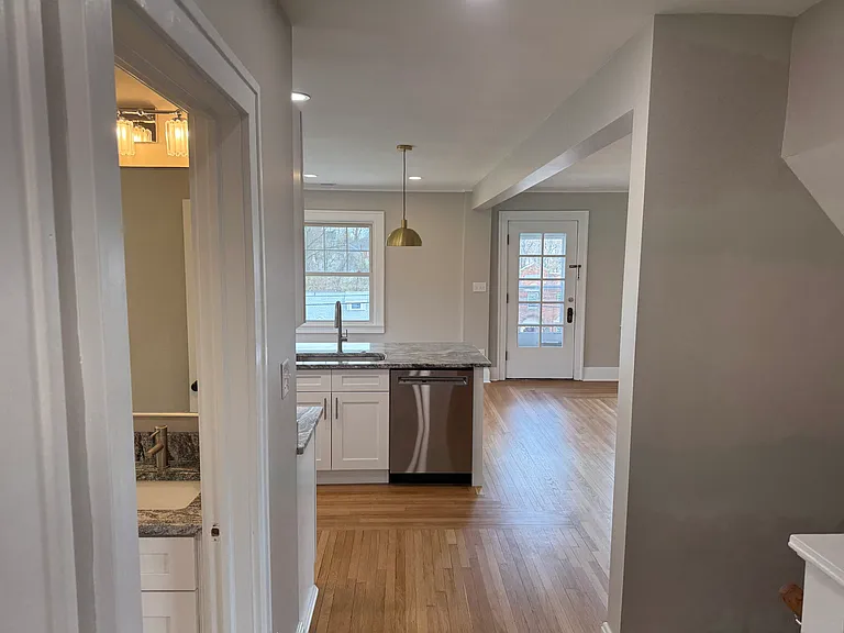 724 S Grand Ave — Photo 5