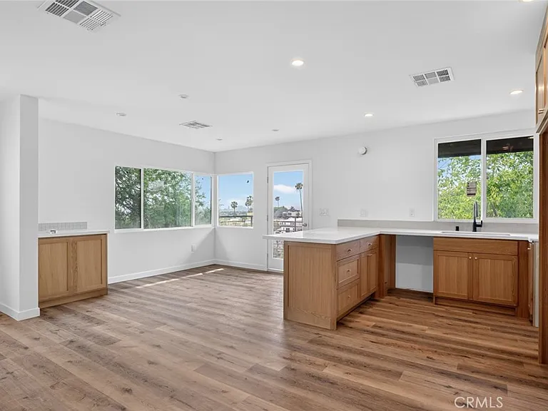 901 Micheltorena St — Photo 8