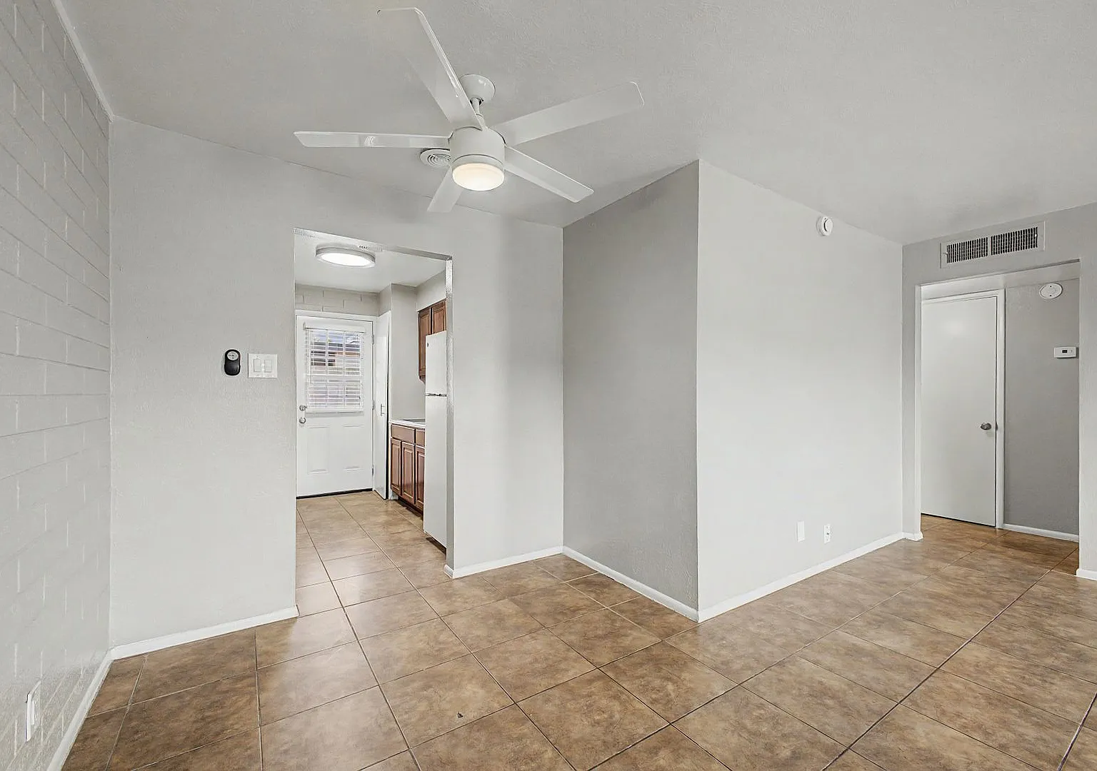 Alexsi Apartments — Photo 4