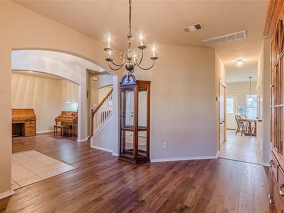 5th image of 409 Highview Cir