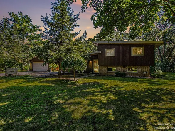 280 Tiplady Rd, Pinckney, MI 48169
