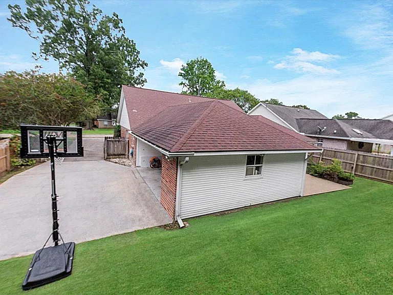 18607 Red Oak Dr — Photo 4