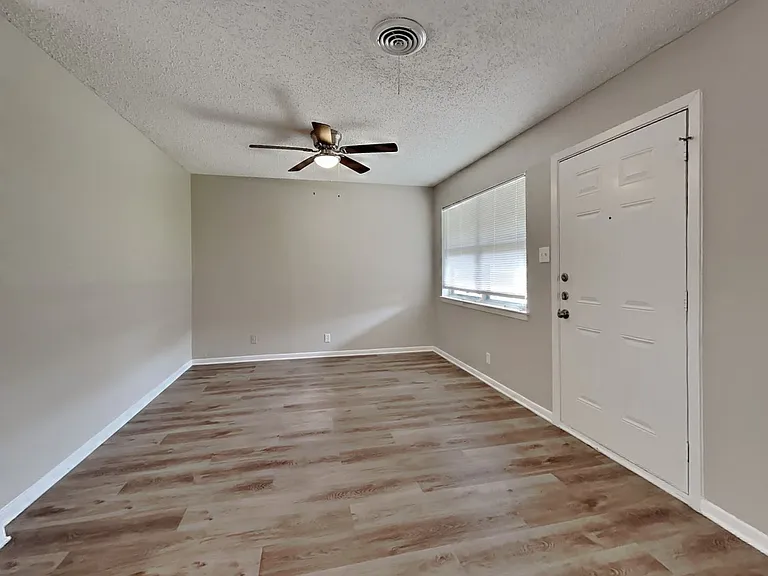 2225 Janice St — Photo 10