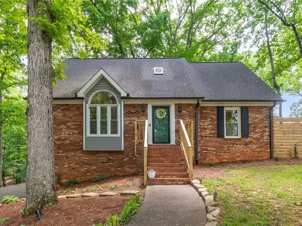 6804 Fox Horn Cir, Pfafftown, NC 27040
