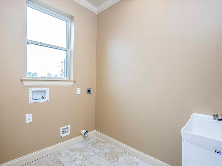 1516 Amundsen St — Photo 40