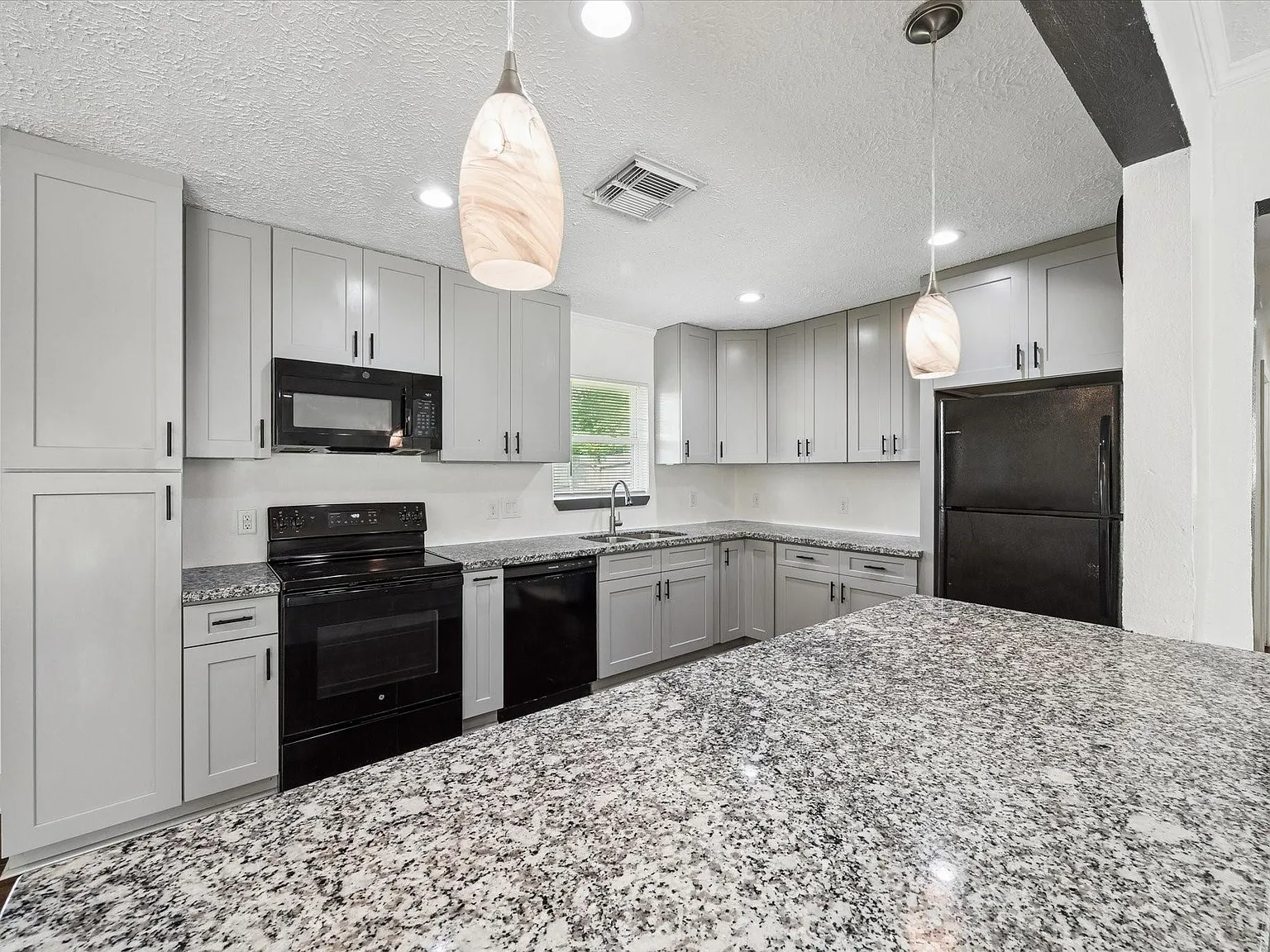 3 bed, 1.0 bath, 1016 sqft, $1,799 — Photo 1