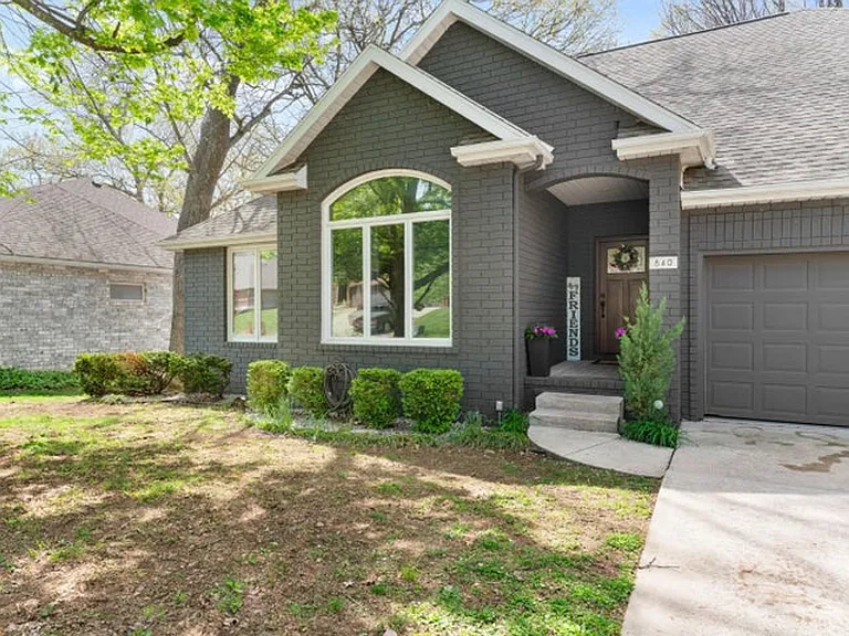 840 E Gaslight Dr — Photo 3