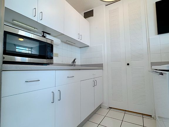 3rd image of 210 Avenue Jose Riv