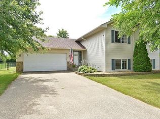 305 Sunshine Ln, Faribault, MN 55021