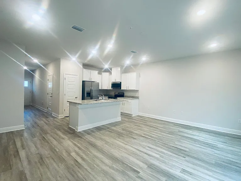 710 E Giese Ln — Photo 8