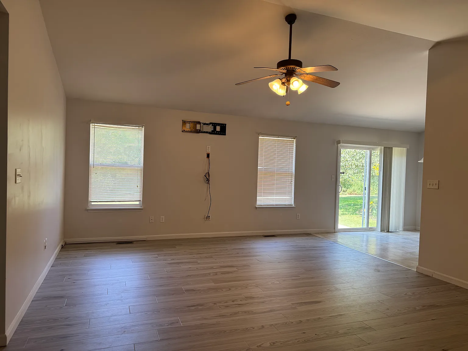 3 bed, 2258 sqft, $2,200 — Photo 2