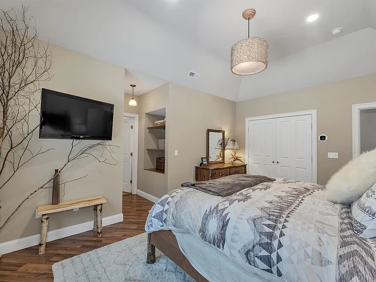 41 Regis Rd — Photo 22