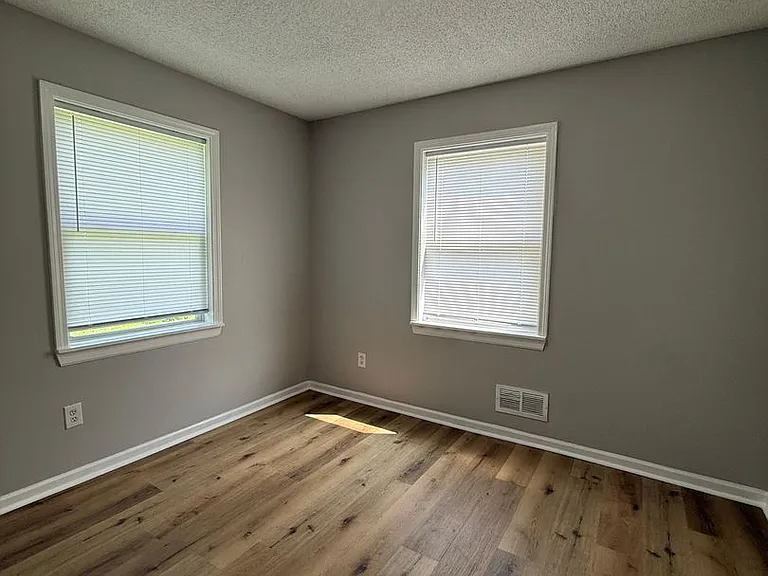 10919 Ewing Ave — Photo 10