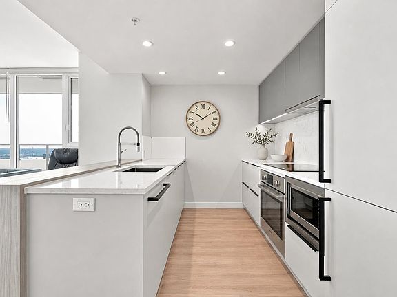 5th image of 567 Emerson St #4601