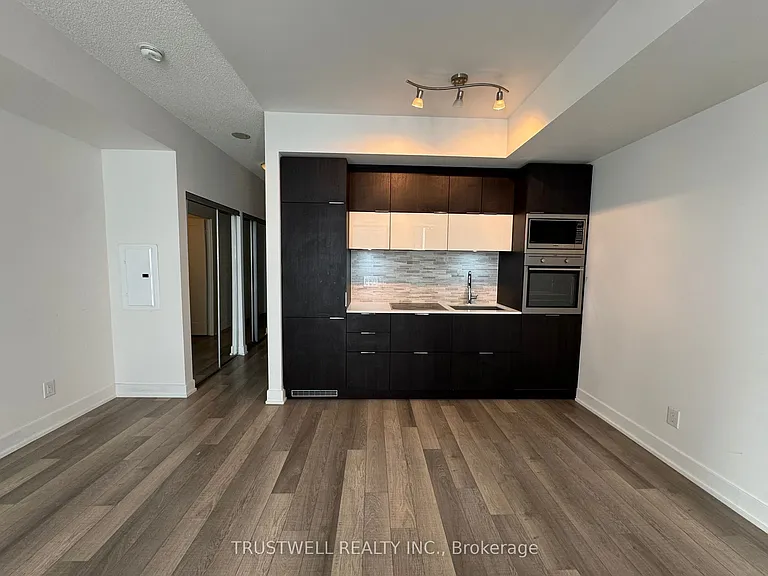 318 Richmond St W #1810 — Photo 8