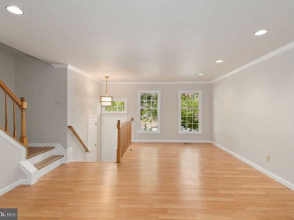 4th image of 1260 Quaker Hill Dr