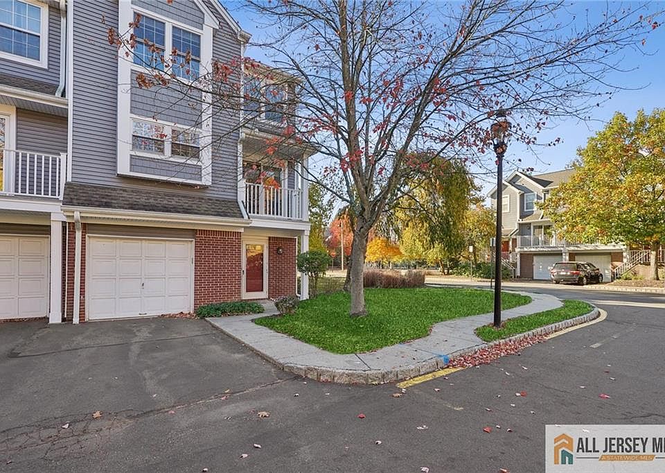 1st image of 77 E Shrewsbury Pl