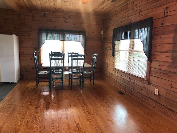 Kitchen off of family rm