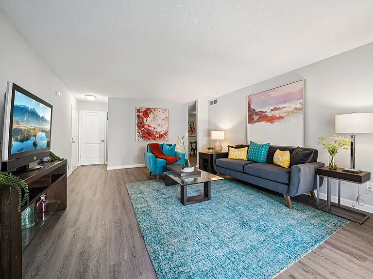 The Onyx Hoover Apartments — Photo 16