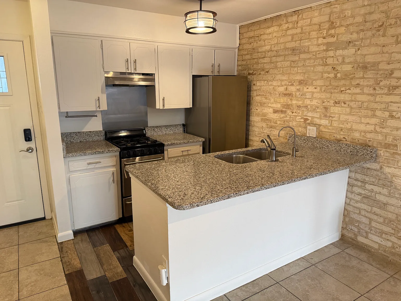2 bed, 887 sqft, $1,550 — Photo 3