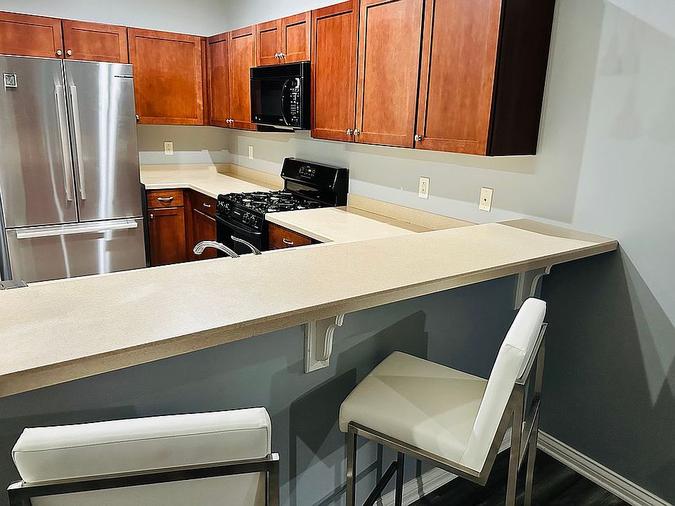 1st image of 225 N New Jersey St APT 17