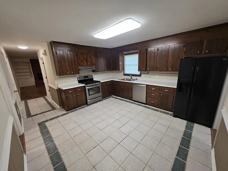 212 Stratford Dr — Photo 18