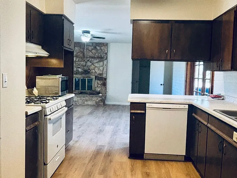 903 Green Ln — Photo 5