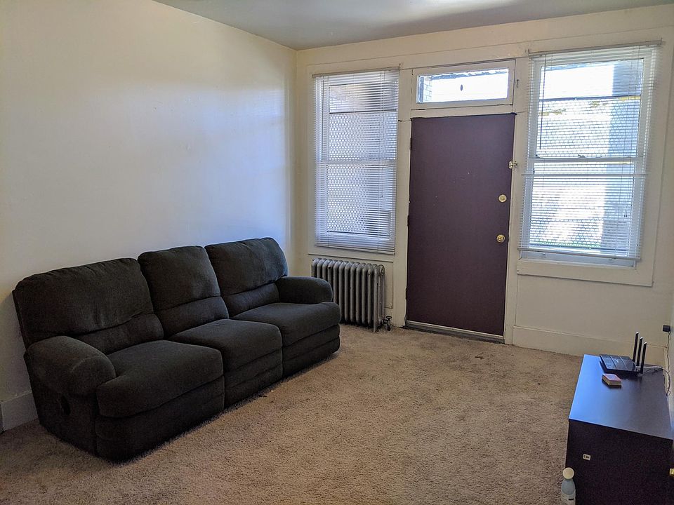 Picture of living room relatively empty.