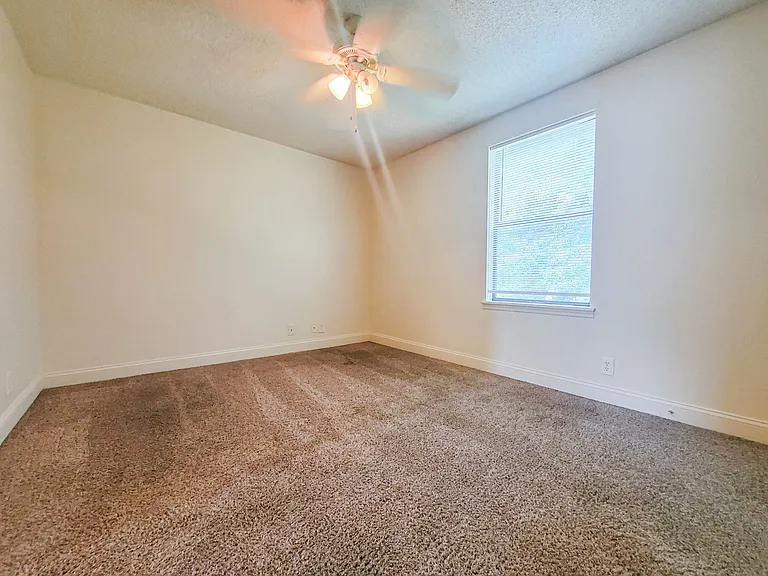 105 Kingsbury Ct — Photo 9