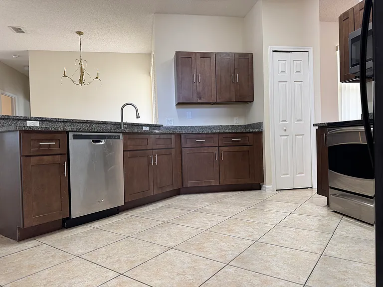 510 Bromley Ct — Photo 6