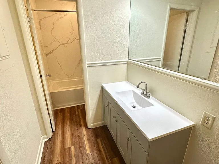 University Pointe Apartments — Photo 25