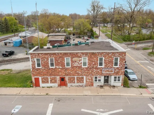 910 Monroe St, Carleton, MI 48117