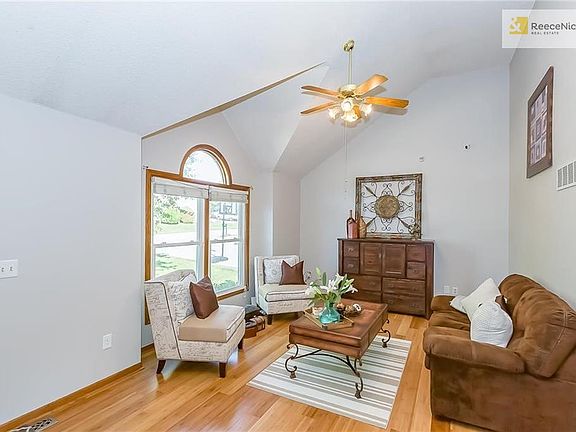 BEAUTIFUL HARDWOOD FLOORS AND THE BIG WINDOWS THAT LET THE NATURAL LIGHT IN !