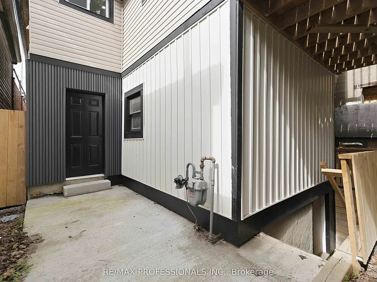 759 Barton St E #MAIN — Photo 17