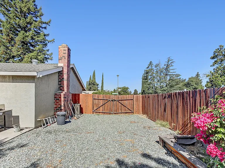 7001 Lynnetree Way — Photo 5