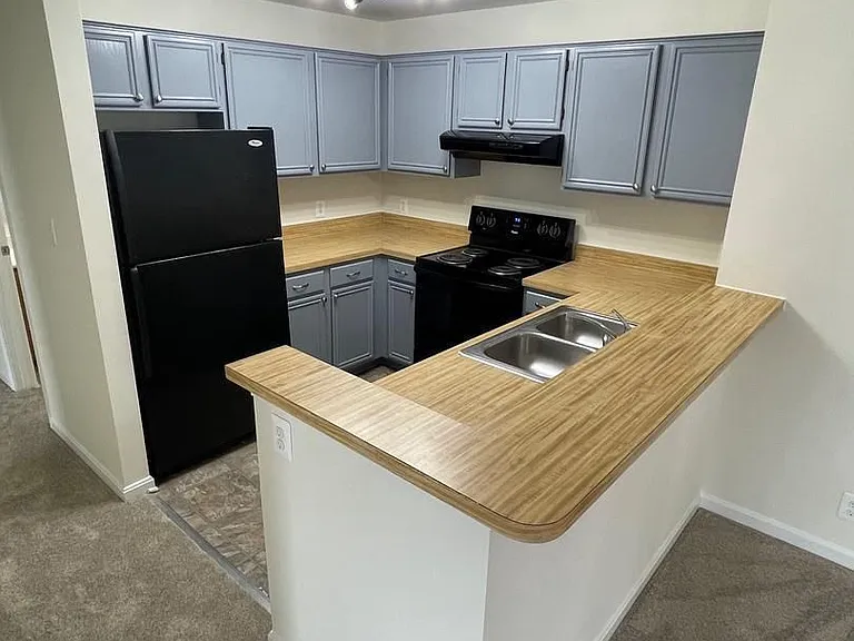 200 Grosvenor Ln #102 — Photo 4