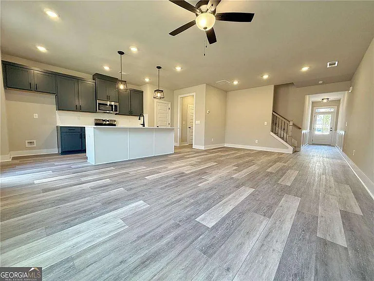 5704 Urban Vlg W — Photo 10