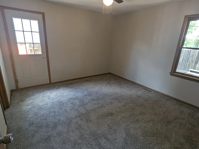 10819 W Grant St — Photo 8