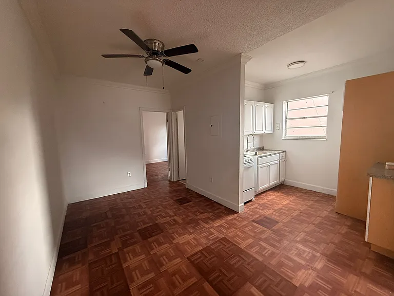1043 NW 2nd St #8 — Photo 1