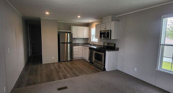 2nd image of 33 Pine Ave #33