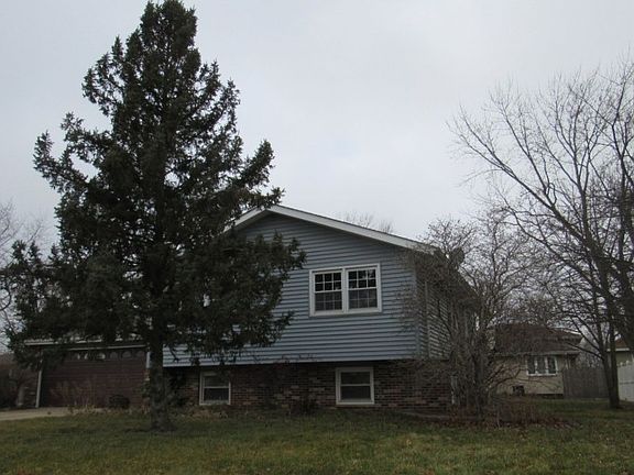 2nd image of 1104 Cambridge Ln