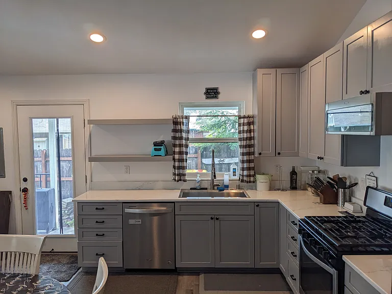558 N School St #A — Photo 8