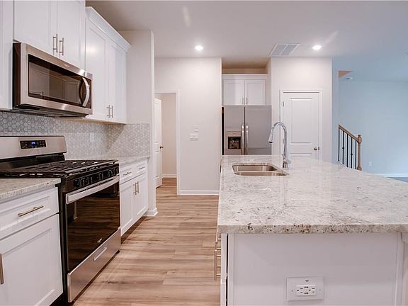 5th image of 104 Cedar Ln