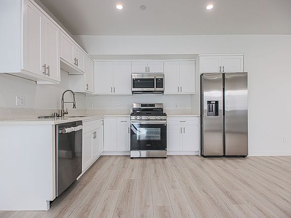 5th image of 2811 S Cloverdale Ave #2813
