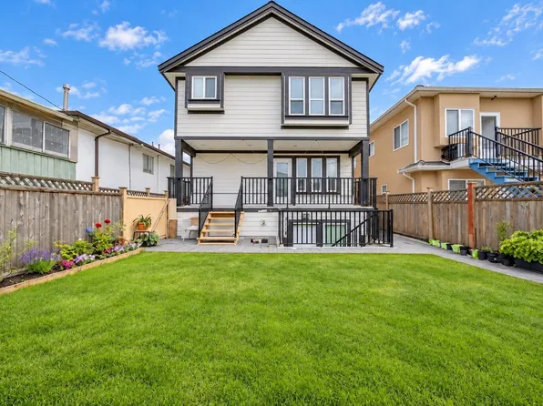 2216 Mannering Ave, Vancouver, BC V5N 3C5