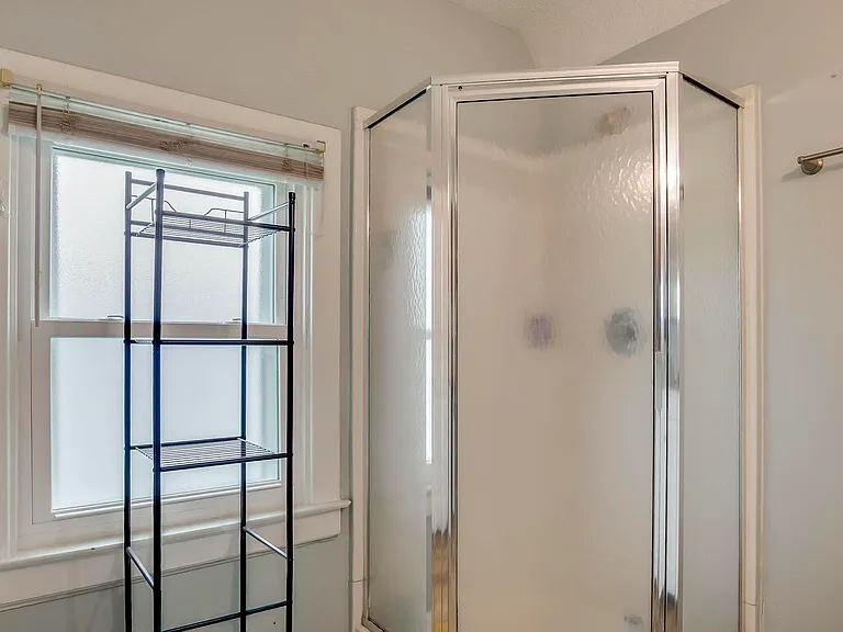 Upper Level Full Bathroom