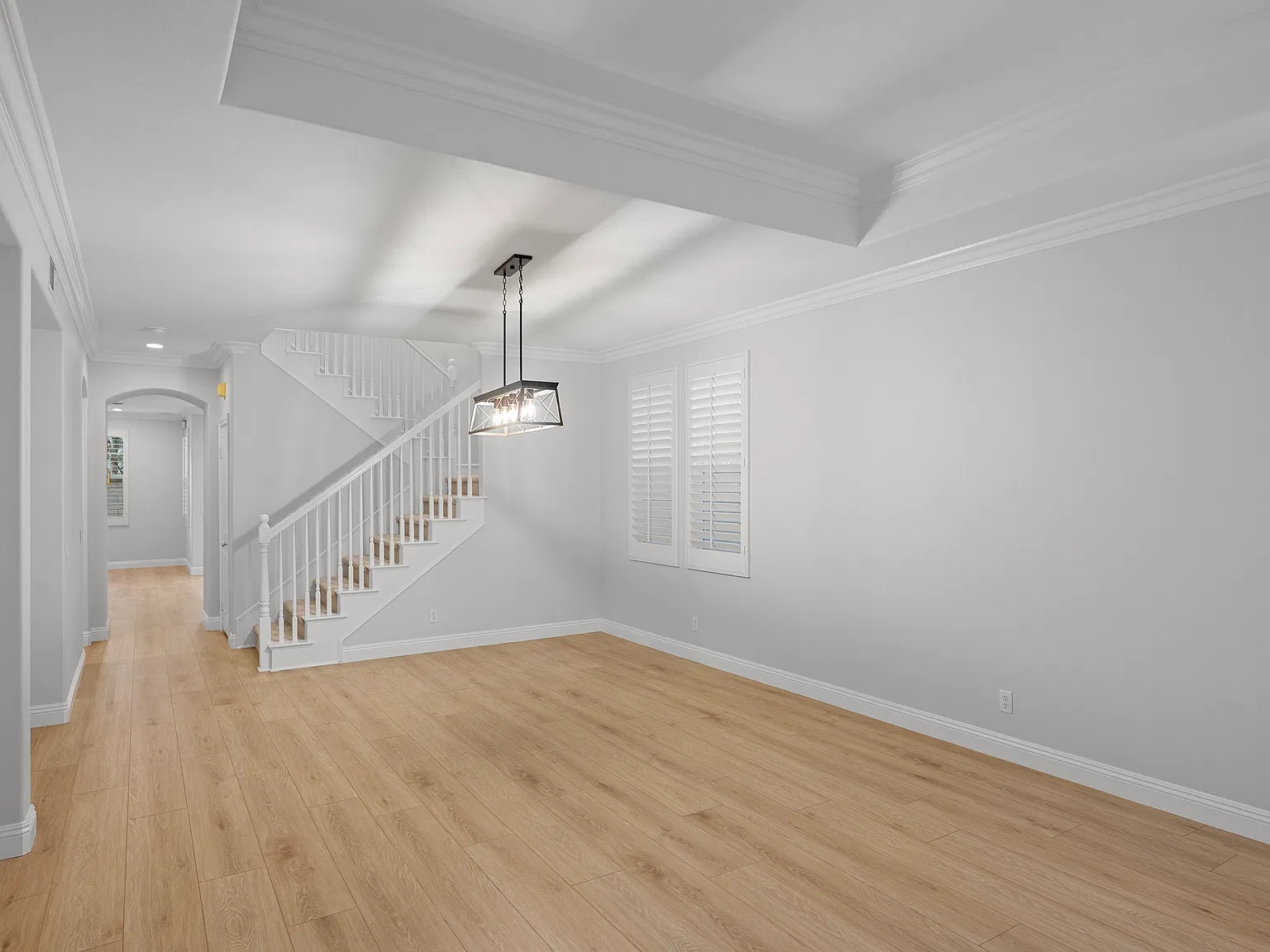 4 bed, 2356 sqft, $5,600 — Photo 3