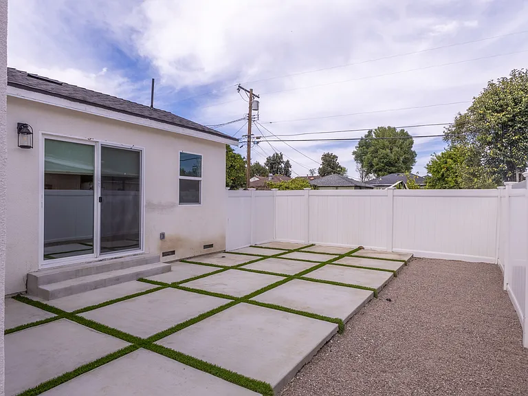17601 Hamlin St — Photo 30