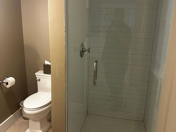 5th image of 621 N Lakeside Dr Floor 2